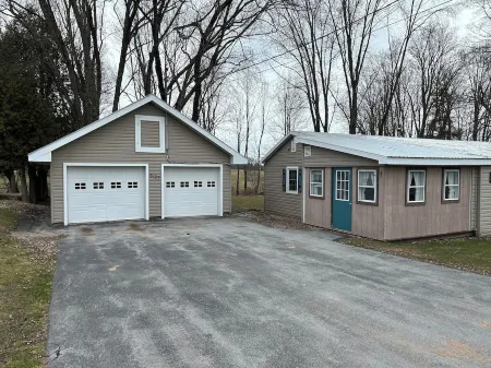 Charming 2-bedroom house in pleasant Turin on snowmobile and atv trail Отели в г. Терин