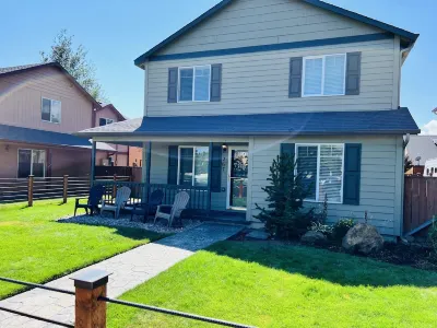 Spacious Downtown Sisters Oasis - Dog Friendly