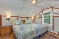 Riverfront stone cottagePrivate dock & boatsPersonal spaprivate resort