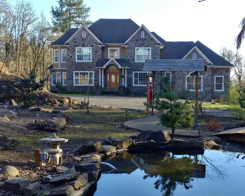 Exquisite Estate on 10 acres in North Albany.  15 minutes to OSU. Hotels in Albany