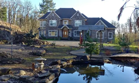 Exquisite Estate on 10 acres in North Albany.  15 minutes to OSU. Отели в г. Олбани