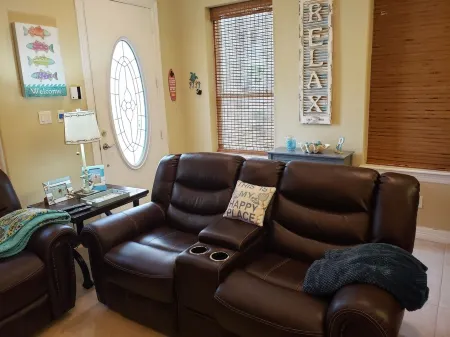 Across the street from the beach and Perfect Family Getaway.  Permit#2016-506183 Отели рядом с достопримечательностью «Sea Turtle, Inc.»