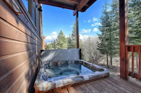 5bd3ba, sleeps 10 Mountain View Hot Tub/Poker/Pool table, near Ski Resort Отели рядом с достопримечательностью «Доннер Саммит Калифорния Стейт Снопарк»