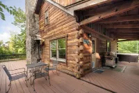 Shenandoah Log Cabin *Hot Tub Indoor Fireplace*