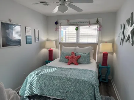 Well-Maintained, fenced, Pet-Friendly West End Beach House –  Coastal Retreat!