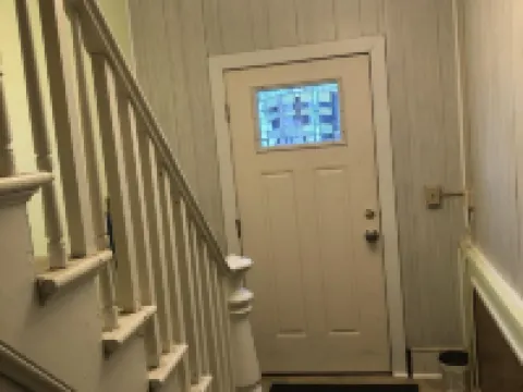 Cozy French Pied a terre - King bed, washer/dryer Hotels in Schenectady