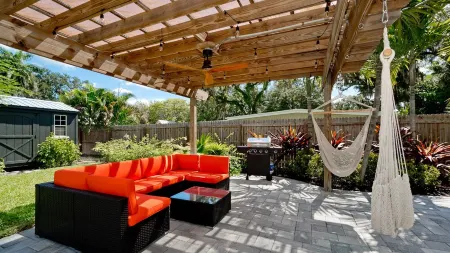 Barefoot Bungalow, Heated Pool & Spa, Game Room Foosball Отели рядом с достопримечательностью «Запад Гейт»