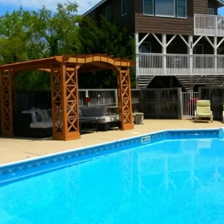Charming cottage 2 blocks from the beach