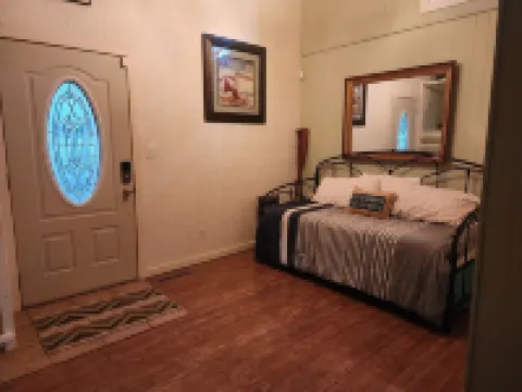 Cozy Lake Front Cottage w/dock, perfect family retreat!