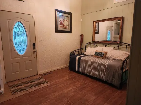 Cozy Lake Front Cottage w/dock, perfect family retreat!