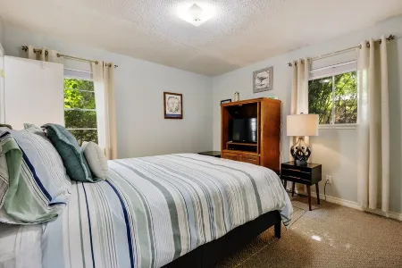 Walk to the Beach and Downtown Restaurants, Bars, and Shops!