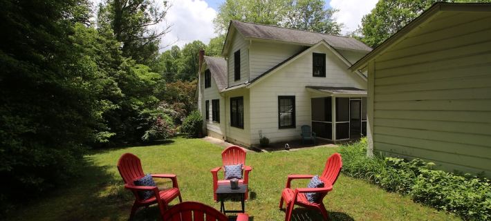 Downtown Brevard Cottage~ Short Stroll to Main Street~ Hiking & Biking Close By Hotels in Brevard