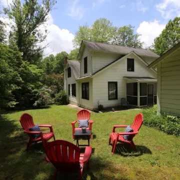 Downtown Brevard Cottage~ Short Stroll to Main Street~ Hiking & Biking Close By