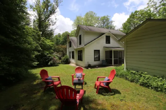 Downtown Brevard Cottage~ Short Stroll to Main Street~ Hiking & Biking Close By