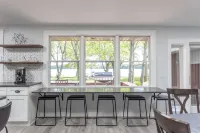 Luxurious Lake McKenzie Cabin Getaway ~ Recently Remodeled! EV Charger on Site