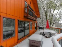 Exquisite Vacation Home with Hot Tub, EV Charger アーノルドのホテル