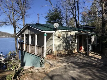 Cozy Lake-front cabin with a private dock and beautiful views on Lake Santeetlah