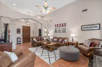 Spirit of Aggieland-💥Voted# 1 Game Day House on Expedia💥Huge Yard-Games-Modern