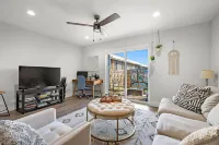 Boho 2Bed Retreat - 5 Min to Shops & Eats & Airport