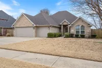 New! 4-Bedroom Home Near Pinnacle Hills Mall, AMP, & Trailhead! Great Location! - Boutique