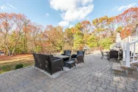 BIG home with hot tub, sleeps 10 guests Hotels in Yaphank