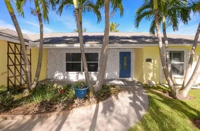 Thumb Point Oasis w/Heated Pool- walk to beach! Hotel in zona Little Jim Bridge Park