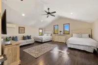 Palm Desert Estate, Pool, Courts, Saunas & No Checkout, Sleeps 20+