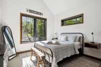 Luxurious & modern cabin with stunning views of Wynne Lake! Hotels in White Township