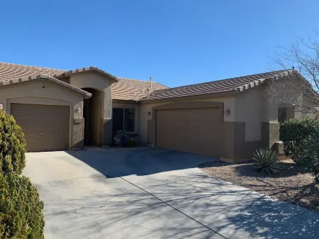 Charming 4-bedroom house with WiFi and AC in Maricopa