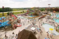 Stylish 3 Bed Mtn Retreat with Hot Tub, King Size Bed & Resort Style Amenities.