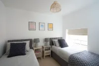 Surf Cottage. Beautiful 4 bed townhouse, the heart of Cromer, steps to the beach
