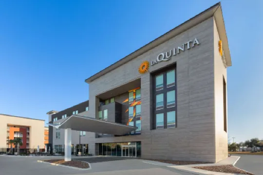 La Quinta Inn & Suites by Wyndham San Antonio at the RIM