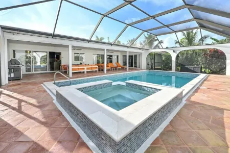 Luxurious Naples Home. Heated Pool. Mins to Beach. Отели рядом с достопримечательностью «Ровер Ран»