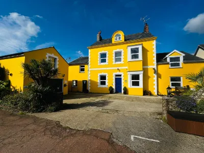 Watermead House Hotels near Daisy's Dairy Milk Vending Machine