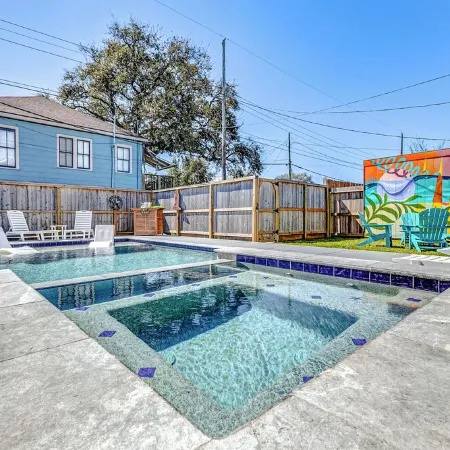 Modern Oasis Heated Pool, Spa 6 bedroom walk to beach, restaurants,
