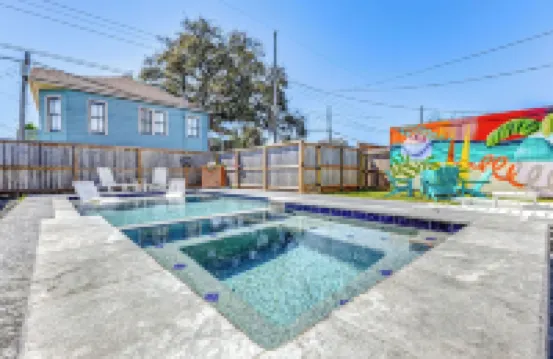 Modern Oasis Heated Pool, Spa 6 bedroom walk to beach, restaurants,