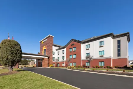 La Quinta Inn & Suites by Wyndham Loudon Отели в г. Лоудон