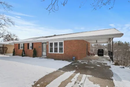 2 Miles to Ark! Relax & Unwind!