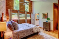 Falcon House: VT Modern Chalet w/Sauna on 25 Acres - Hike - Bike to Village Отели рядом с достопримечательностью «Публичная библиотека Норман Уильямс»