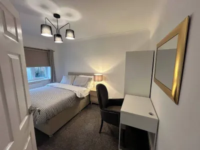 Cosy 3-bed Retreat - Garden, Parking & Bbq Hotels in 