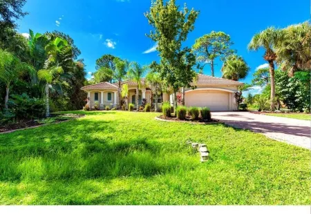 Beautiful home located near Warm Mineral Springs. Отели в г. Норт-Порт