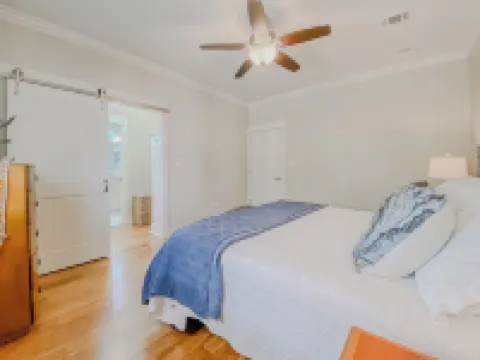 Beach House with View of Water 長灘酒店