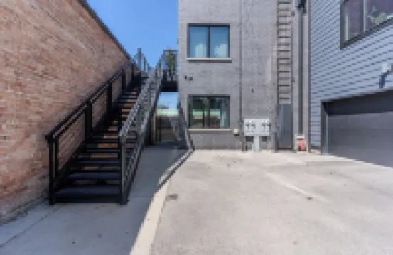 Modern Deluxe Studio Suite in lovely Oak Park!