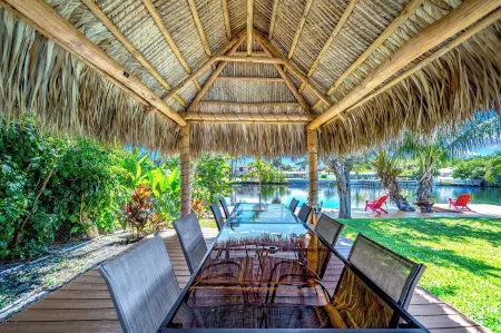 Heated Pool! Waterfront+Tiki Hut! Close To Beach!