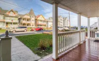 2-bed Luxury Ground Floor Unit in charming Ocean Grove - steps from beach! Hotels in Neptune Township