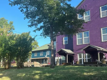 Why Drive When you can Walk? Off Dickson Top Floor Apartment Отели рядом с достопримечательностью «Арканзас Эр энд Милитари Музеум»