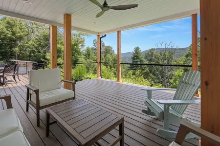 3 Bedroom Private vacation home in Flat Rock