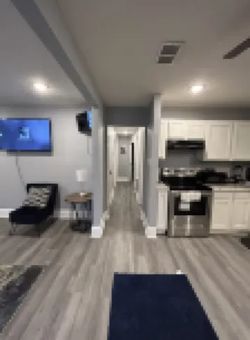 Cozy Home, fully fenced  with huge back yard