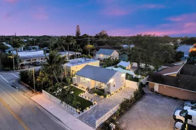 CASITA LAKE WORTH - BEACH LIFE!! Hotels near St. Andrew's Lutheran Church