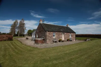 Award-Winning 5 Star Luxury Private Retreat - Hot Tub, Tennis, Fishing, Horses Hotel in zona Tullibardine Chapel